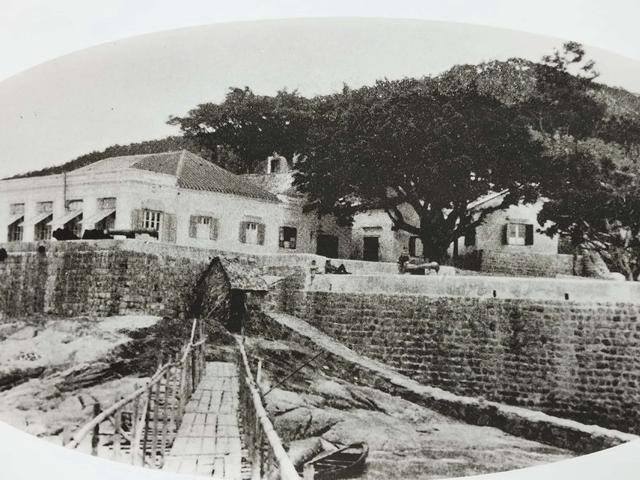 氹仔炮台，約1905年。氹仔炮台是位於澳門氹仔西北端碼頭花園旁的一座古老炮台，建於1847年。目前炮台周圍已改建成休憩區，亦為澳門童軍總會的總部。
