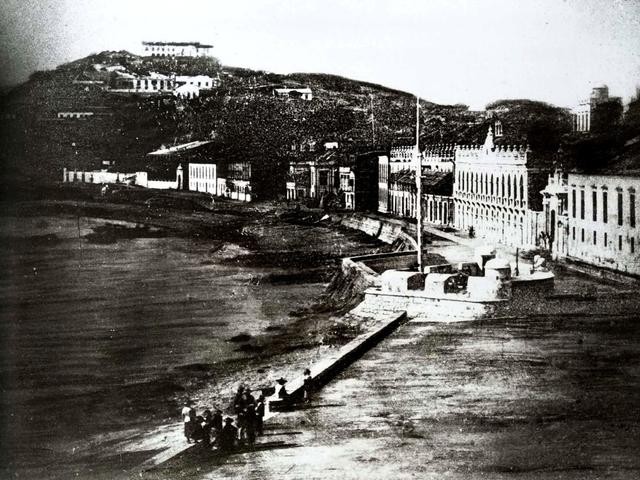 南灣風光的一瞥，1844年。南灣原為澳門半島的一處海灣，昔日為商船停泊之處。沿岸為澳門政治、商業中心。